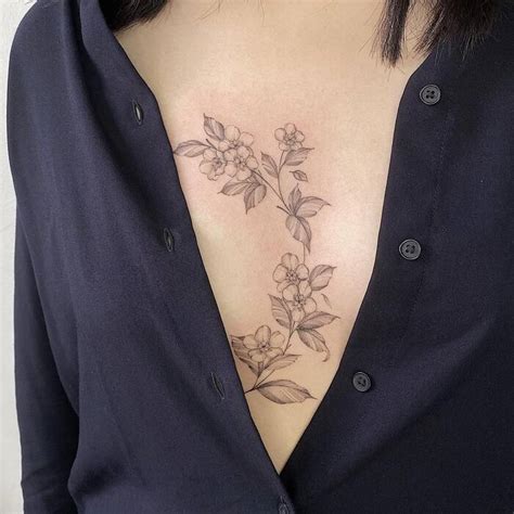 sternum tattoo between breast|The Ultimate Guide to Sternum Tattoos: Meaningful Art and Care。